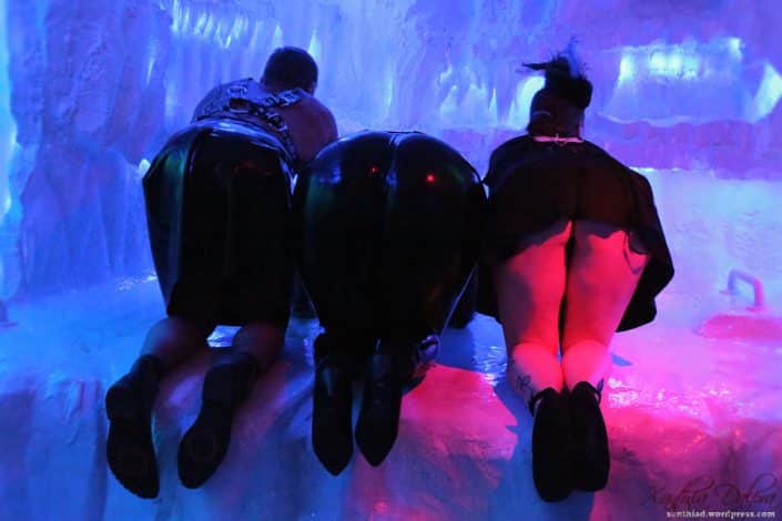 BDSM, drei Ärsche in der Eisgrotte