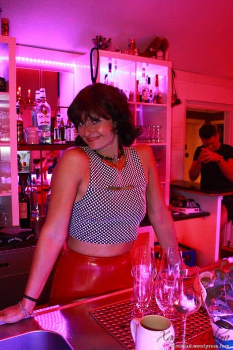 Lady mit Sexy Top und rotem Latexrock