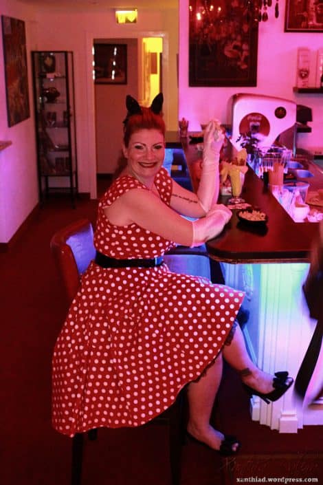 Lady an der Bar mit Knabbereien
