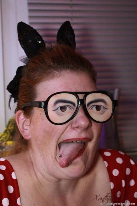 Pin-Up-Girls, Dame mit Zungenpiercing