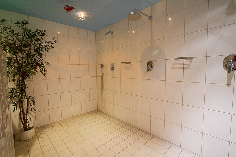 Rundgang, Tour, Dusche im Eingangsbereich